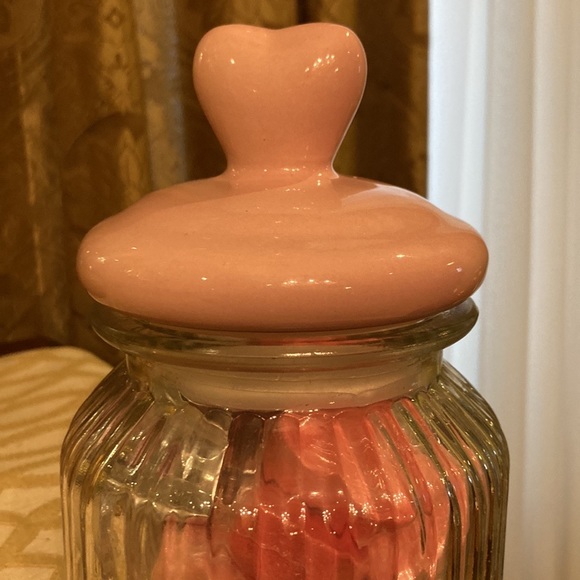 Glass jar with heart shaped ceramic lid filled with bath bomb and 8 bath fizzers - Picture 3 of 9